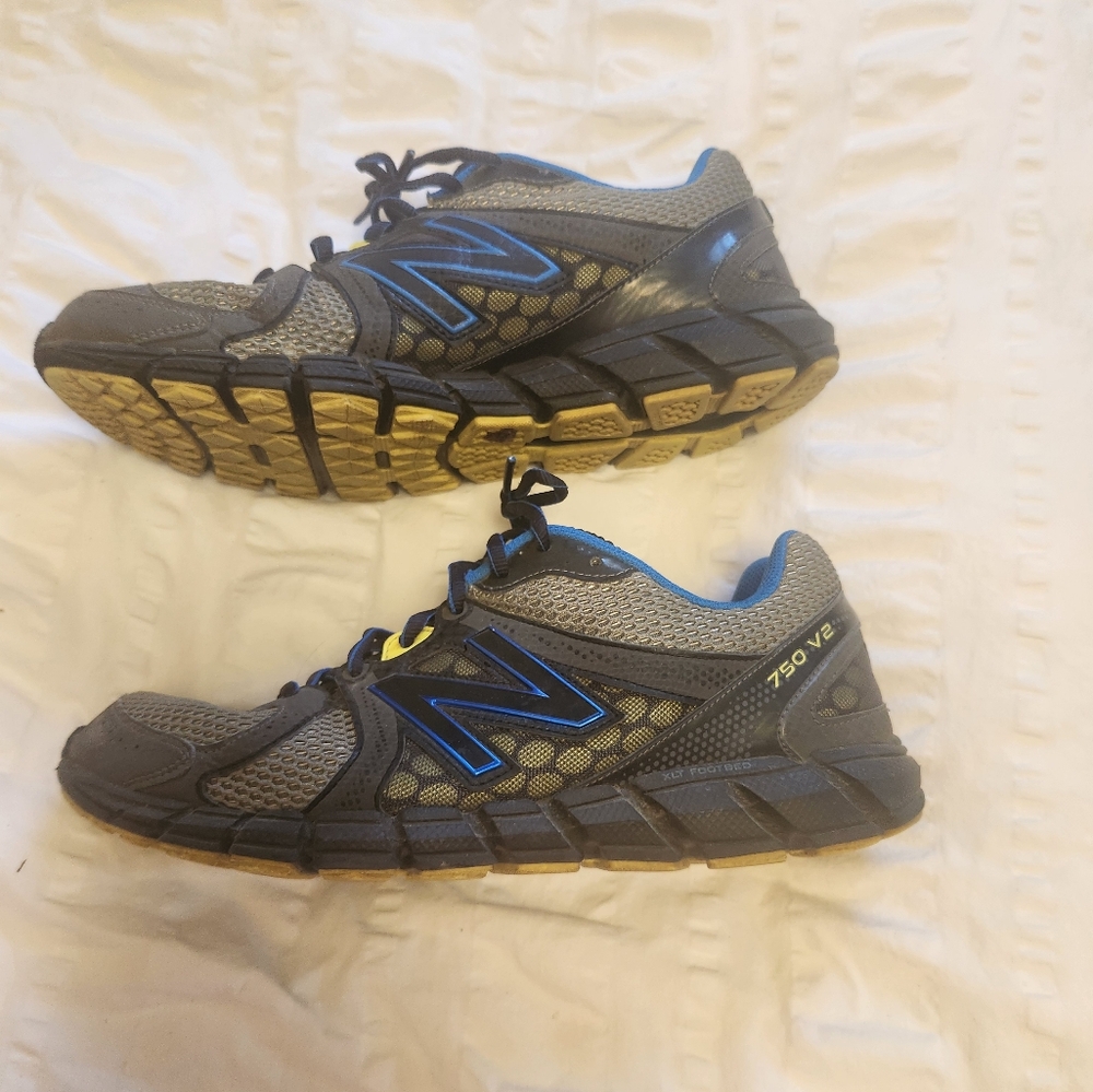Mens size 10.5 New Balance